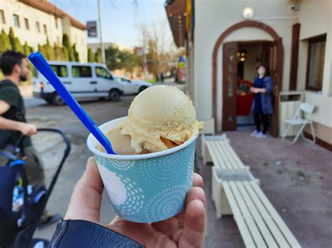 A Széchenyi Fagyizó Vác kültéri fotója, ahol emberek fagylaltoznak