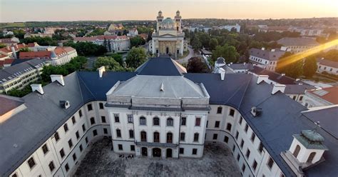Belső tér az Eszterházy Kávézó és Cukrászdában, elegánsan berendezve