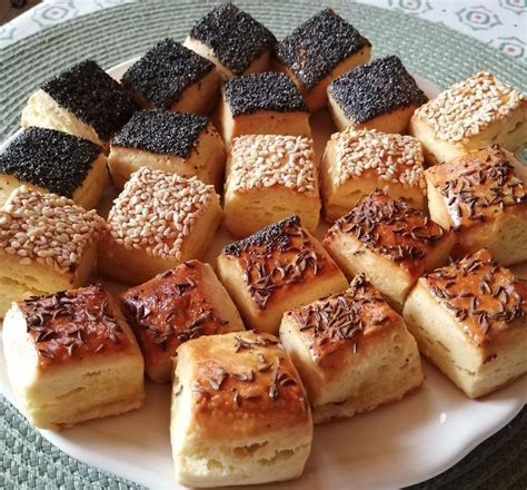 különböző formákra vágott sajtos sütemények