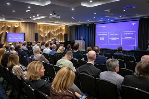 Konferencia egy moziteremben, kivetítővel