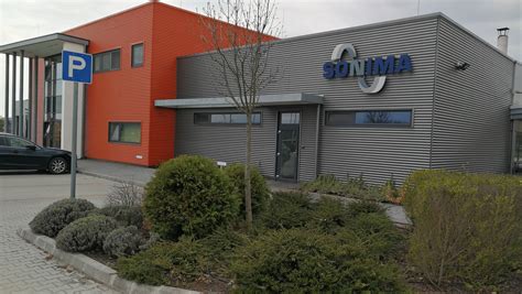 A SONIMA Kft. logója és a cég épülete