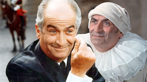 Louis de Funès mosolyogva tart egy tál káposztalevest