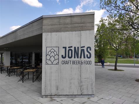 Jónás Craft Beer & Food terasza a tóparton