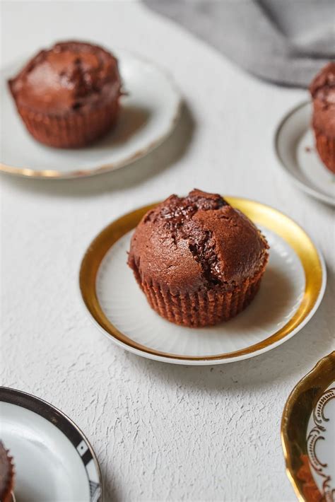 csokis muffin egy tányéron