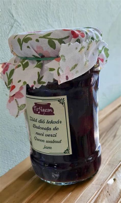 házi készítésű lekvárok címkékkel ellátva