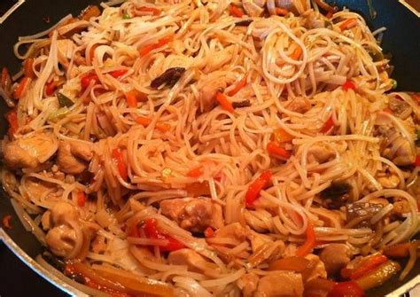 Teriyaki csirke rizstésztával