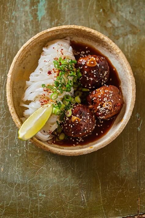 Tálalt teriyaki csirkegombóc rizstésztával