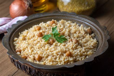 A bulgur szemcsék közelről, egy fakanálon