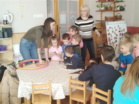 Két ikergyermek játszik az óvodában