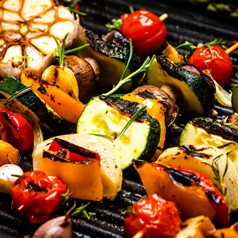Zöldségnyársak a grillen
