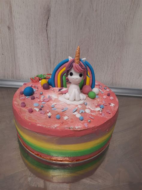 Szivárványos torta évszámmal