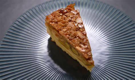 Karamellizált körtecikkek egy serpenyőben