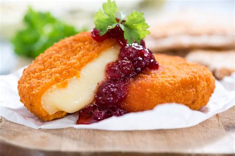 Serpenyőben sülő rántott camembert