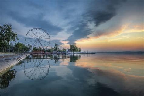 Siófok látképe a Balaton partján, háttérben a kikötővel és a híres víztoronnyal