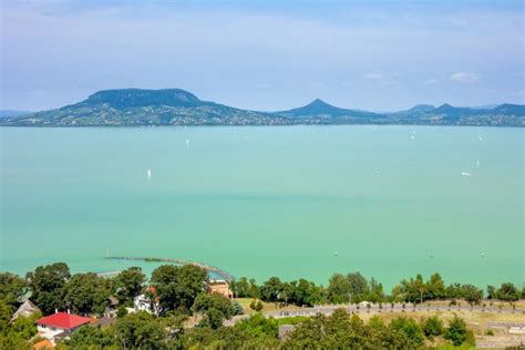 Siófoki látkép naplementében, a Balaton csillogó vizével