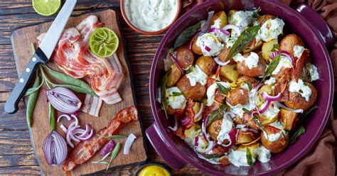 Sült újkrumpli baconnel és lilahagymával