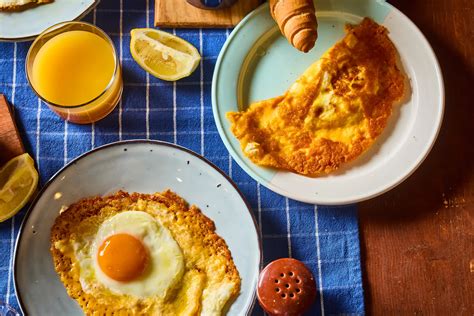 különböző tojásételek egy asztalon: keménytojás, tükörtojás, omlett