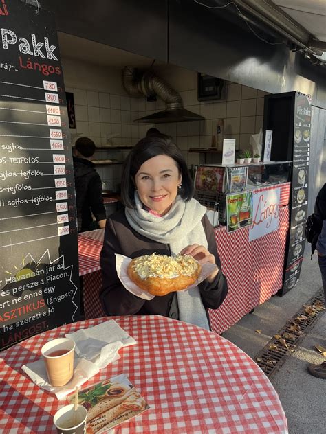 Süttői Lángos üzletének bejárata reggel