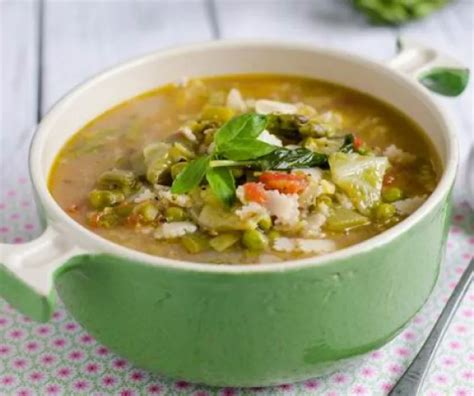 Zöld minestrone főzése lábosban