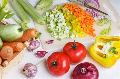 Különféle friss zöldségek minestrone leveshez