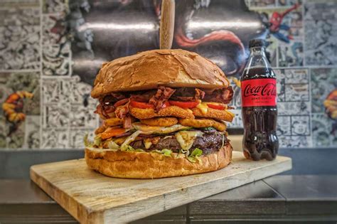különféle pizzák és hamburgerek