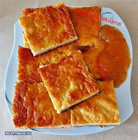 Szeletelt tejes pite tálalása