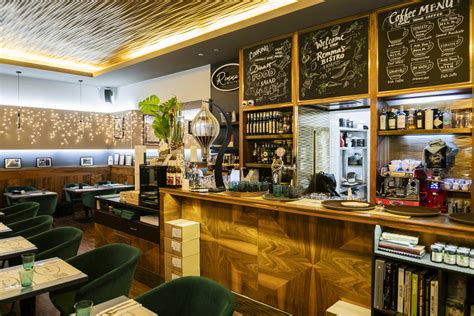 A Páholy Café hangulatos enteriőrje és bisztró választéka
