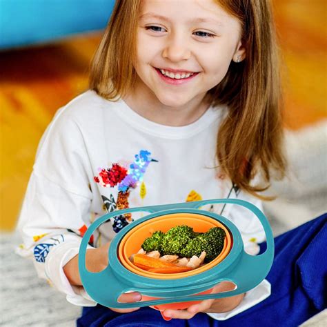 egy szülő és gyermeke, akik éppen együtt étkeznek a Magic Gyro Bowl segítségével, mosolyogva