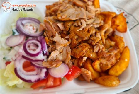 egy gőzölgő gyros tál friss zöldségekkel és sült krumplival
