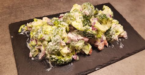 friss brokkoli a konyhapulton