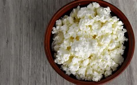 túró és zabpehelyalapú egészséges nasi tálalása