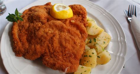 Rántott hús tányéron