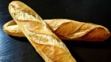 zöldfűszeres vajjal megkent bagett közelről