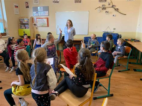 gyermekek mézet kóstolnak az iskolai program keretében