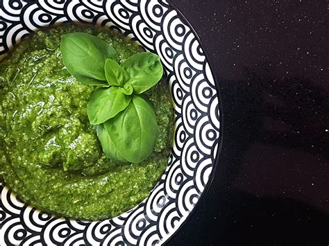 friss spenótlevelek és bazsalikom pesto tányéron