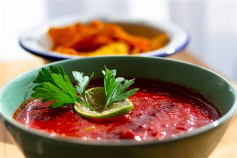 Piros salsa tálalva