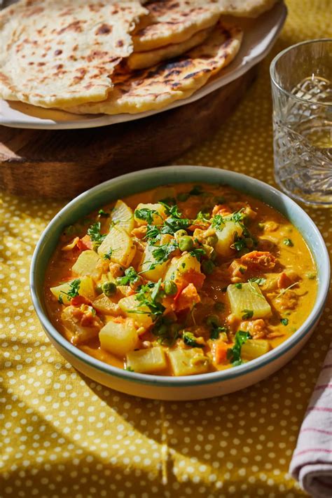 curry tálalás naan kenyérrel és rizzsel