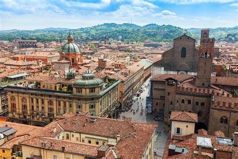 Bologna belvárosa árkádokkal és az Asinelli-toronnyal