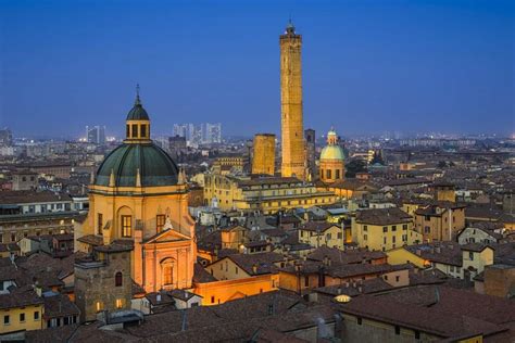 Bologna éjszakai élete júniusban