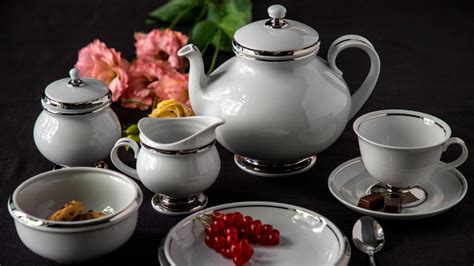 Hollóházi Porcelán manufaktúra épülete és logója