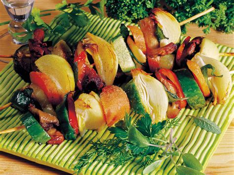 Friss zöldségek és grillezett húsok a kebab elkészítése közben