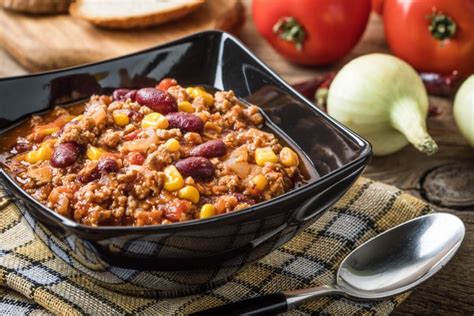 Chilis bab tálban, friss kenyérrel