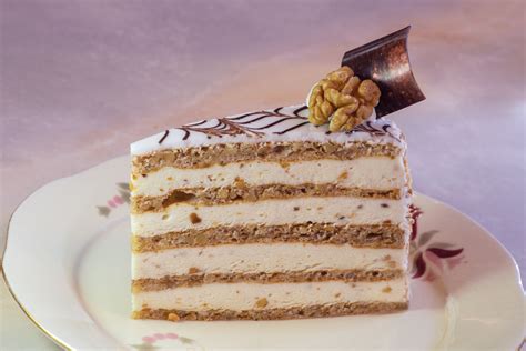 Történelmi cukrászati környezet és az Esterházy-torta klasszikus megjelenése