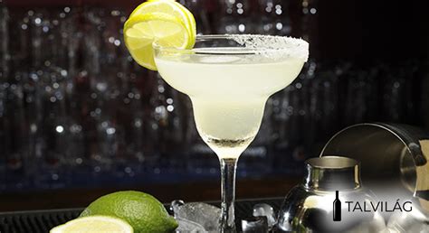friss barackos margarita koktél jéggel és lime díszítéssel