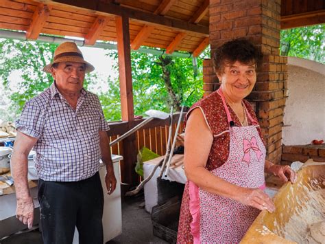 különböző alapanyagokból készült muffinok tálalva