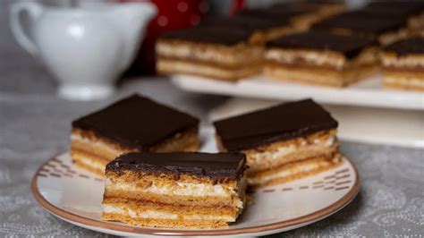 egy ínycsiklandó mézes krémes szelet rózsaszín háttér előtt