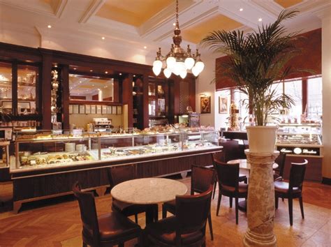 A Grand Hotel Royal épületének történelmi homlokzata és a Szamos Marcipán Royal Kávéház belső tere