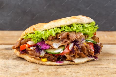 Döner kebab tálalása pitában