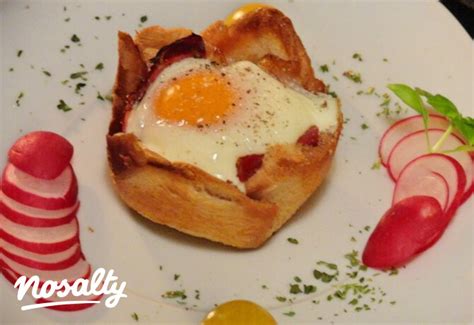 Toast muffin baconnel és tojással
