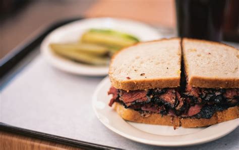 Pastrami szendvics friss zöldségekkel